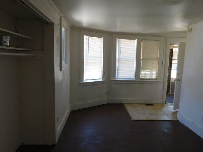 Building Photo - Private Entry First Floor Apartment