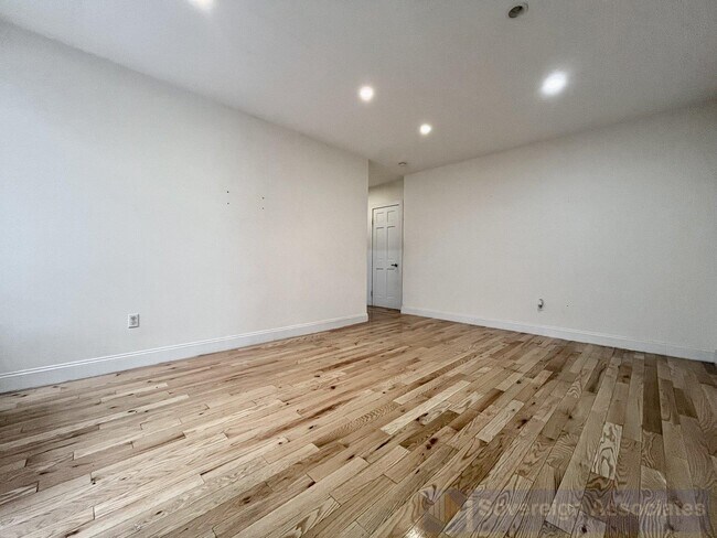 Building Photo - 585 W 204th St