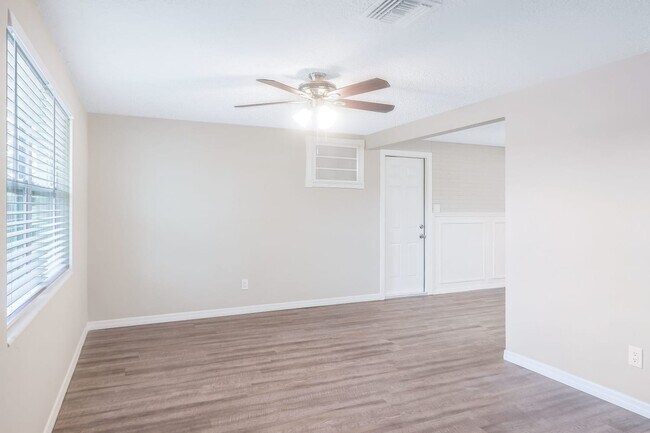 Building Photo - 3631 Oakhurst Dr