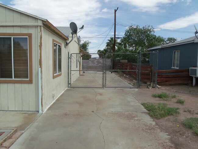 Building Photo - Large Single Story Home in Old Henderson/Pets Welcome