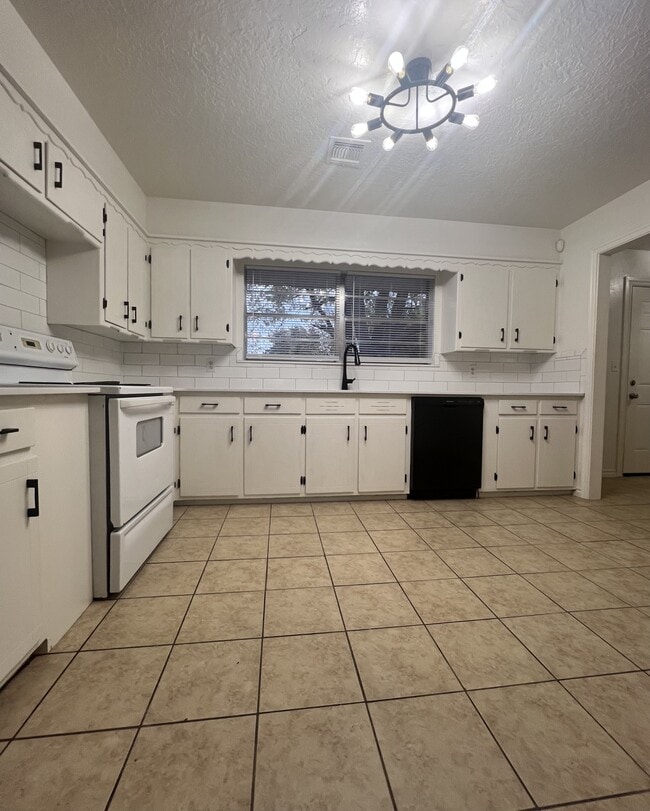 Building Photo - 1616 Chautauqua Ave