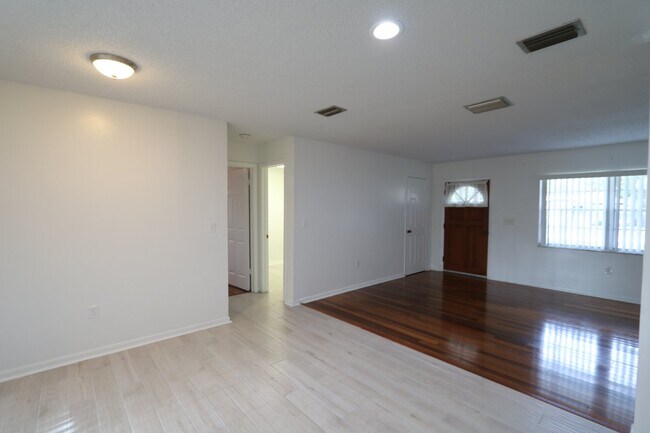 Foto del edificio - Nice 3 bedroom 2 bath in Tampa near USF an...