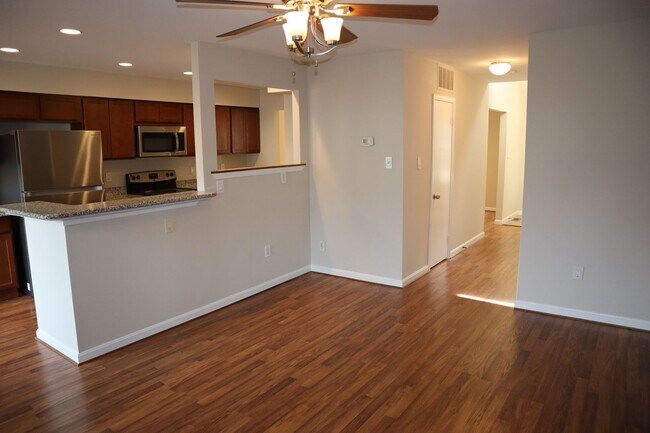 Foto del edificio - Charming Townhome Nestled in a Private Cul...