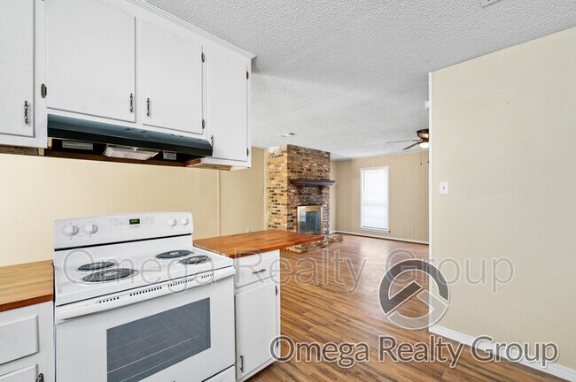 Building Photo - 1212 N Way Dr