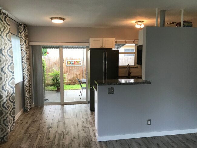 Building Photo - 125 NE 30th Ct