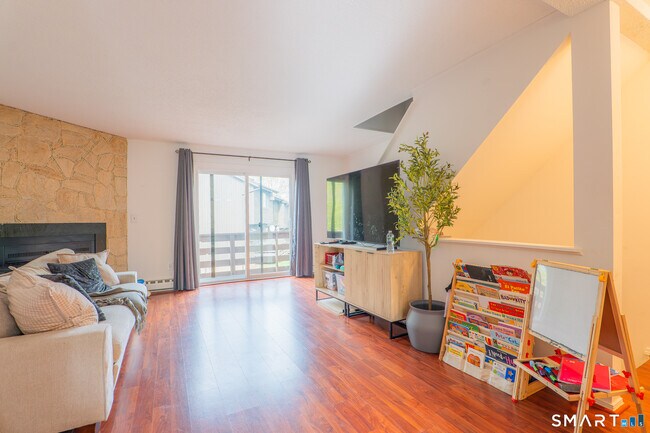 Foto del edificio - 157 Shelter Rock Rd