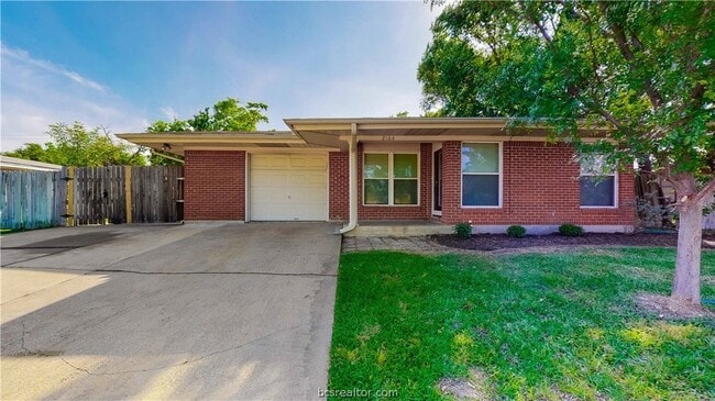 Building Photo - 2104 Elmwood Dr