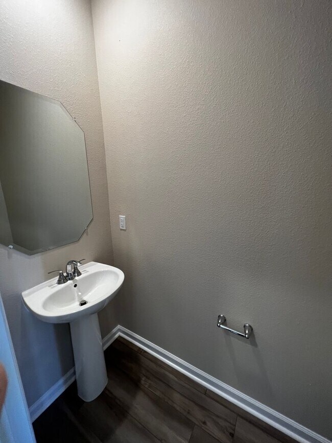 Foto del edificio - Modern 3 Bed 2.5 Bath Townhome with Attached Garage, Patio and Lawn Care Included! Move in Ready!