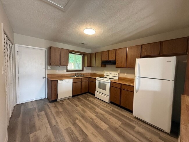 Building Photo - 212 Tamarack Ct