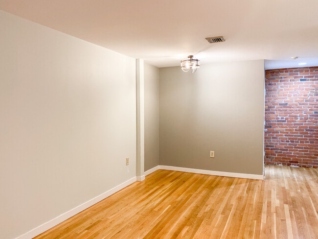Building Photo - 90 Gainsborough St