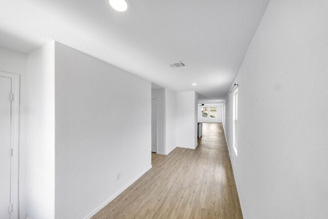 Building Photo - Up to 1 Month of FREE RENT!!!