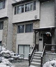 Building Photo - 259 Village Ct