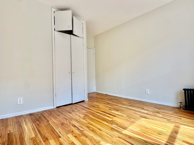 Building Photo - 209 W 108th St