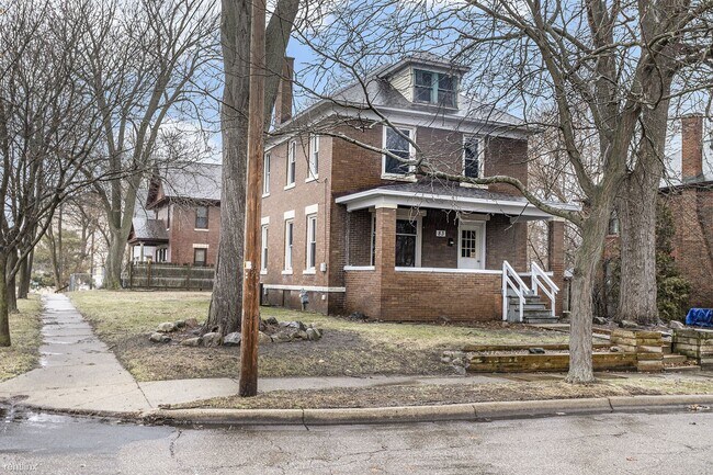 Foto del edificio - 5 br, 2 bath House - 83 College St