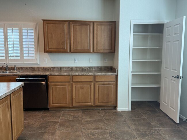 Building Photo - ** 3 bedrooms with private pool**