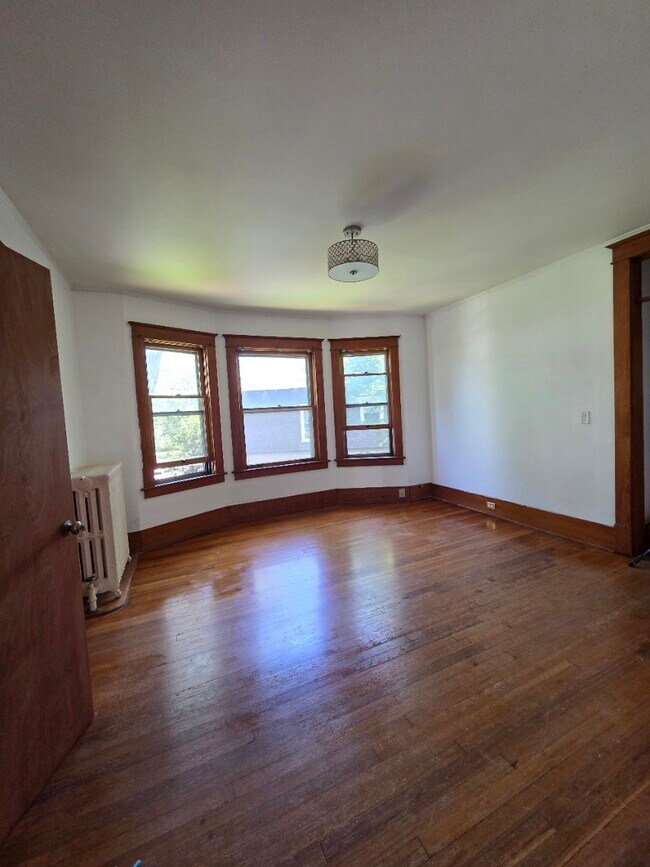 Zona de estar con mucha luz natural - 2 Maple Ave