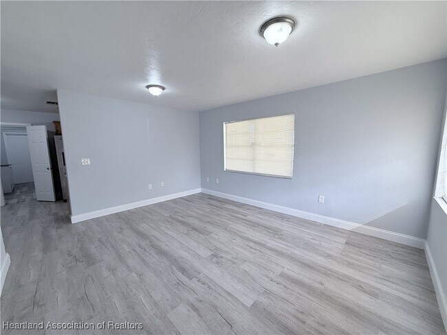 Foto del edificio - 508 W Hal McRae Blvd