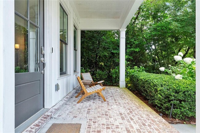 Foto del edificio - 5325 Green Hill Pl NE