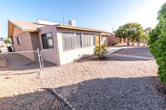 Building Photo - Charming Home with 3 Bedroom, 2 Bath, Cent...