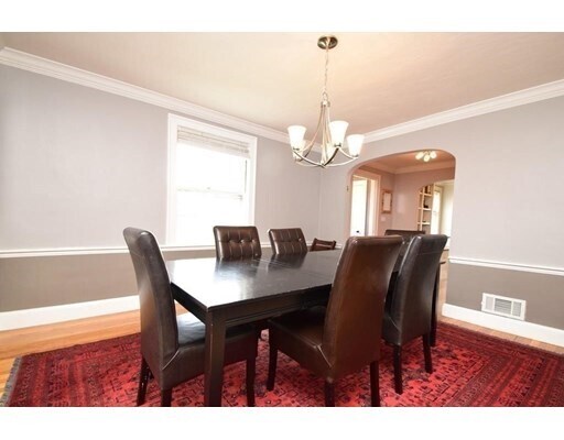 Foto del edificio - 829 W Roxbury Pkwy