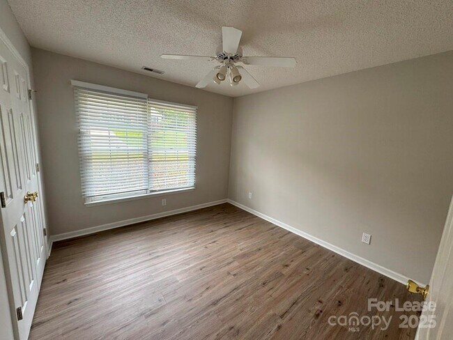 Foto del edificio - 516 Basswood Way