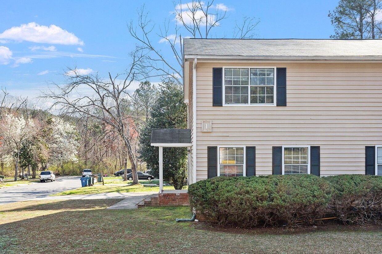Primary Photo - Renovated 2 bed and 1.5 bath townhome in D...