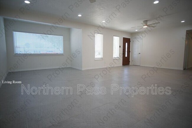Foto del edificio - 4573 Bobolink Way