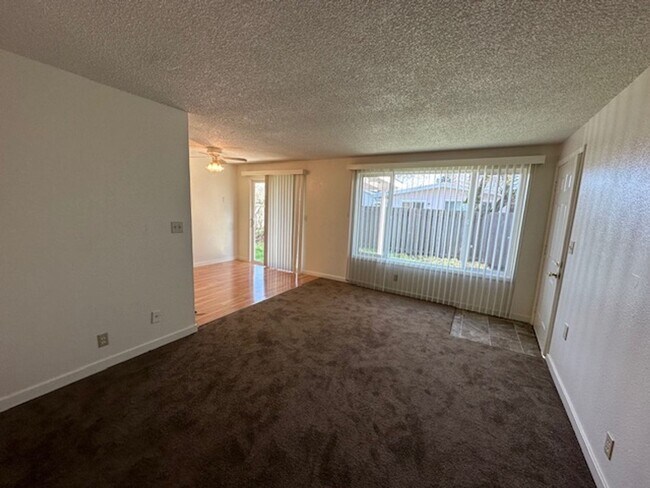 Building Photo - Nice 2 bedroom unit of a duplex with a car...