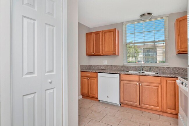 Foto del edificio - Ground Floor - Corner/End Unit - Upgraded ...