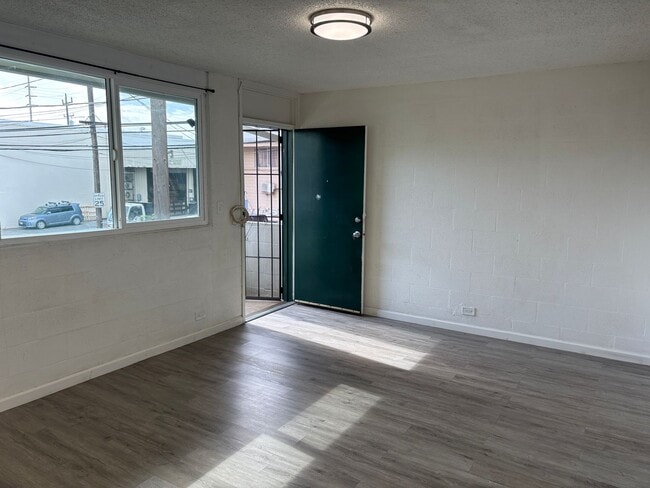 Foto del edificio - Kapalama - 1 Bdrm/1 Bath - Kalani St - $1,400