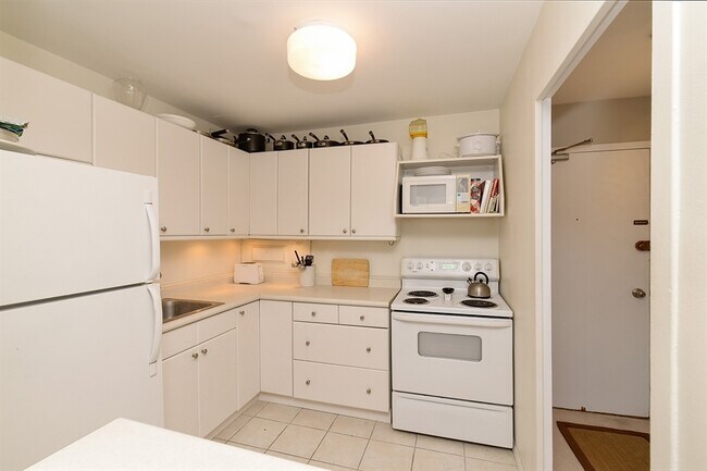 Building Photo - 555 W Cornelia Ave