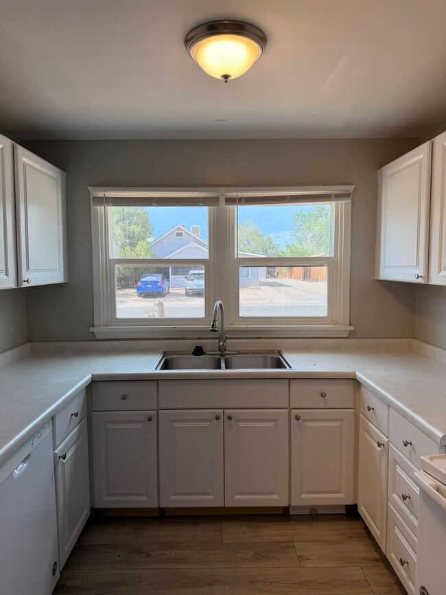 Building Photo - 4BED Near CMU Campus!!!!!!