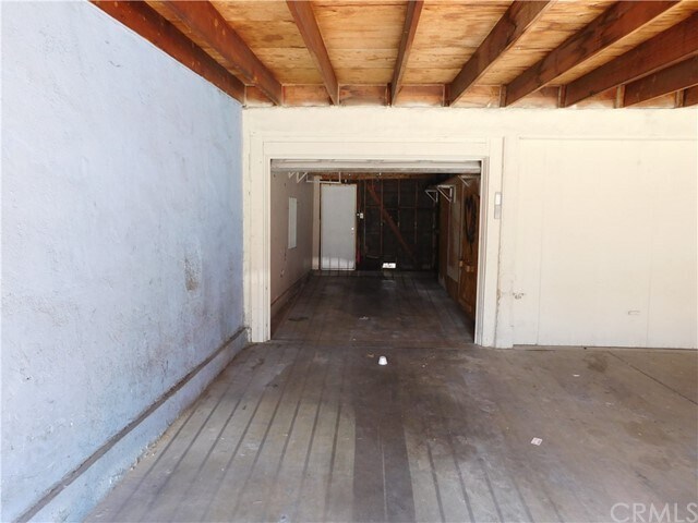 Building Photo - 327 S Kroeger St