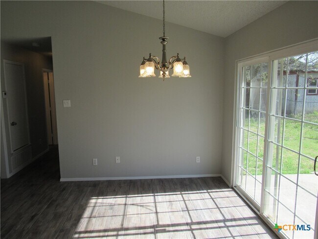 Foto del edificio - 3703 Holbert Dr