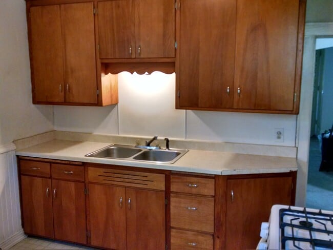 Building Photo - 1927 E Newberry Blvd