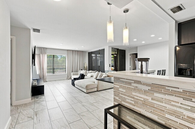 Building Photo - 2581 Carambola Cir N