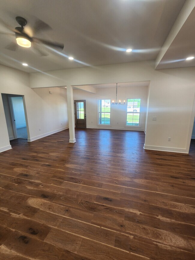 Building Photo - 526 Cottage Way