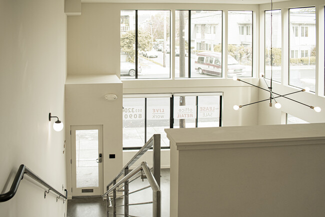 mezzanine at top of stair - 4438 SE Hawthorne Blvd