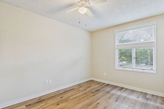 Building Photo - Charming 3-Bedroom Townhome in Sunset Woods
