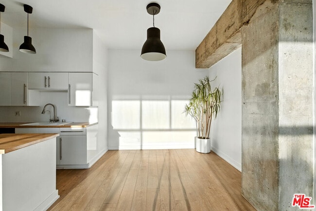 Building Photo - 1155 N La Cienega Blvd