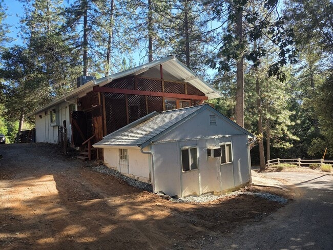 Building Photo - Comfortable Crystal Falls Home