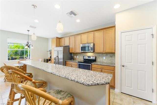 Foto del edificio - Elegant Furnished 3-Bedroom + Den Pool Hom...