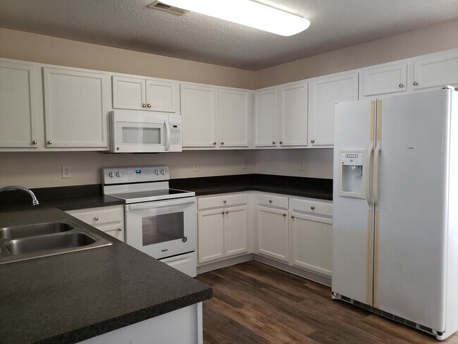 Building Photo - 2 bedroom Townhouse in Mooresville