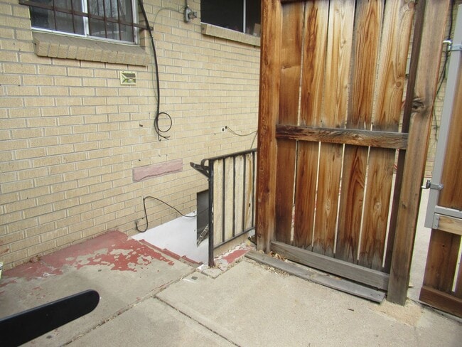 Building Photo - Spacious 3 bed/1 bath basement unit availa...