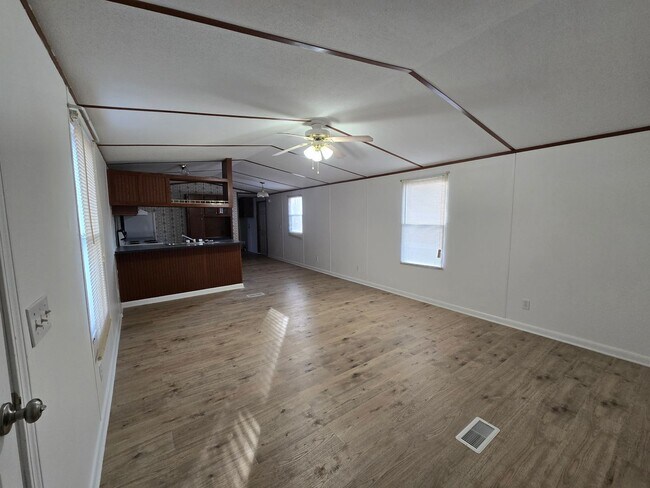 Building Photo - 885 Temple Rd
