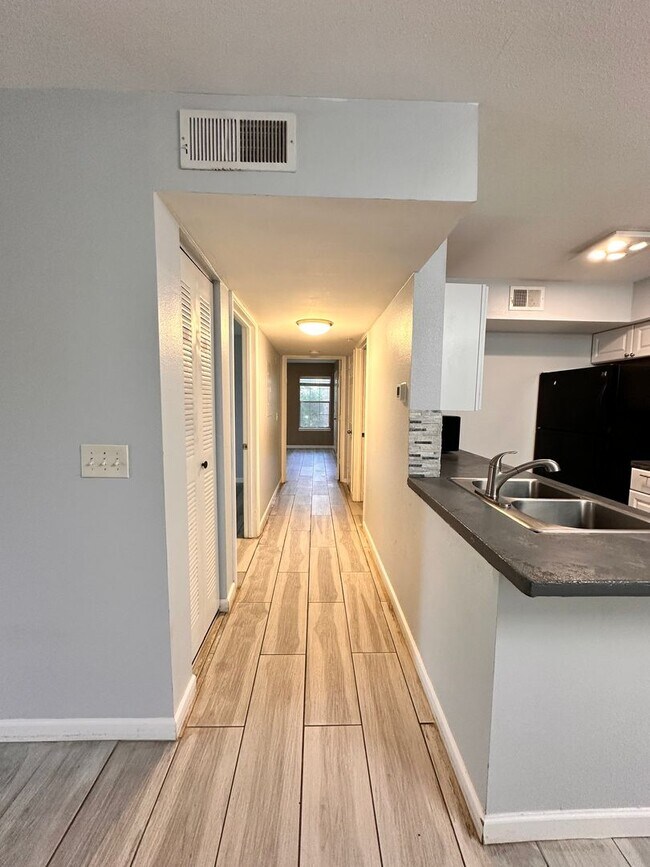 Foto del edificio - 50% OFF FIRST MONTH'S RENT ---- Recently Remodeled 2B/2B Unfurnished Condo in Indian Lake