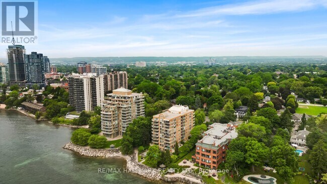 Photo du bâtiment - 2210 Lakeshore Rd.