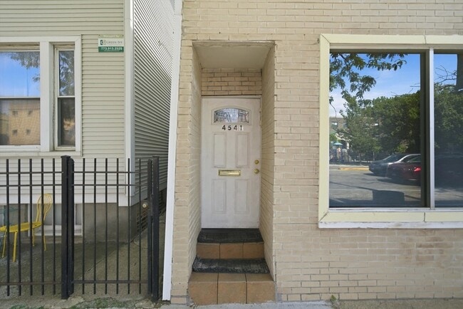 Building Photo - 4541 N Western Ave
