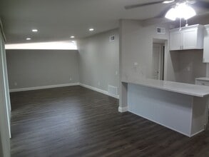 Building Photo - 6256-6258 Fennwood Ct