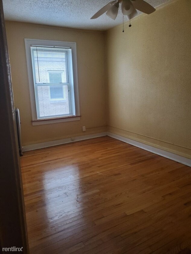 Building Photo - 1 br, 1 bath Apartment - 2445 E 72nd St
